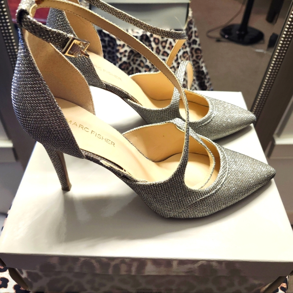 New in Box!!! Marc Fisher Nagida Silver Gold Glitter Cross Strap Pumps Size 11